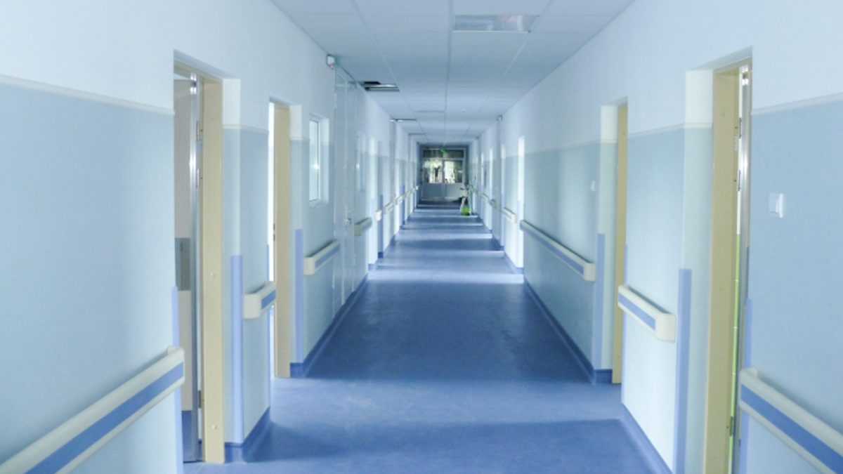 Fenomen alarmant în România! Numărul persoanelor dependente de acest aparat s-a dublat în ultimul an. Cauza e o afecțiune aparent banală