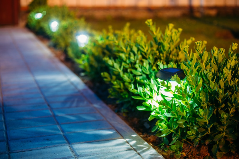 Când este ilegal iluminatul în curtea casei! Regulă pentru toți proprietarii! Vecinii te pot reclama! 