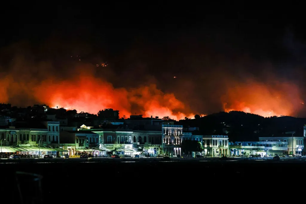 Pagube uriașe și panică! Incendiile devastatoare din Grecia continuă să facă ravagii