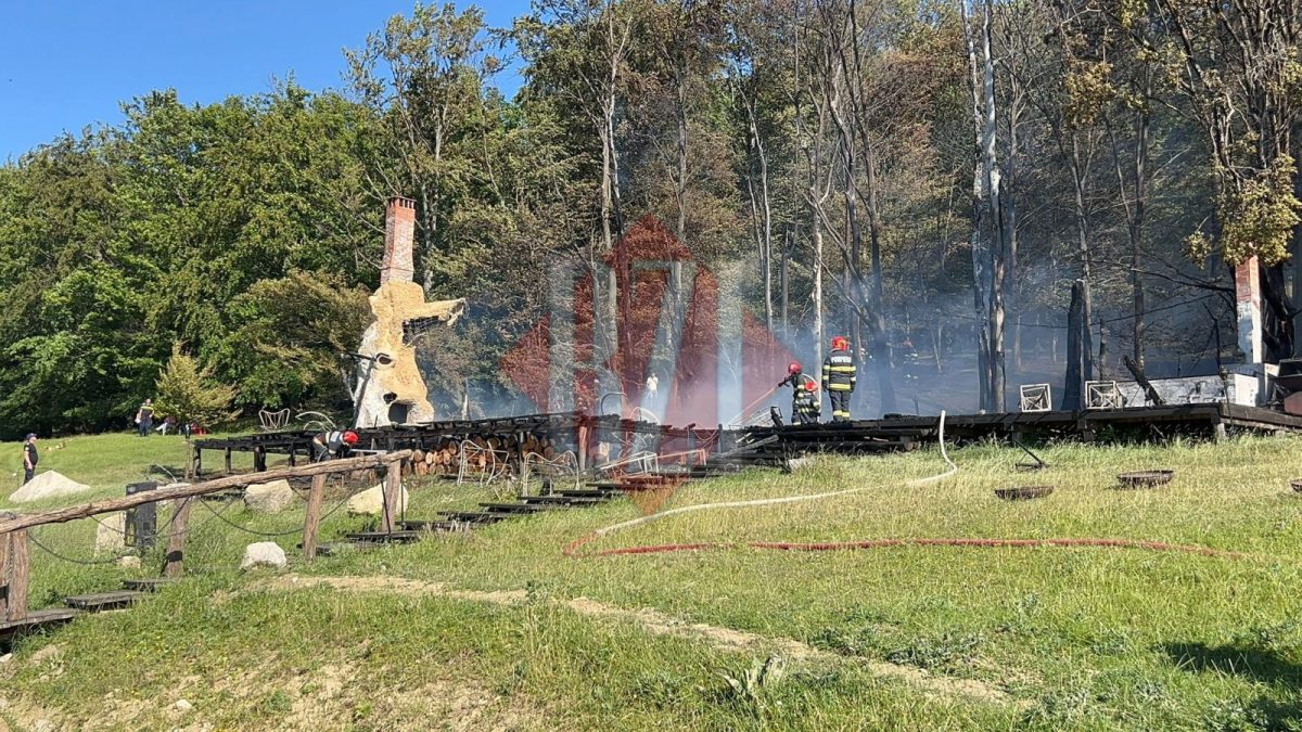 Incendiu de proporții la o cabană din Bârnova. Mai multe autospeciale trimise la Stâna Bostănete – UPDATE