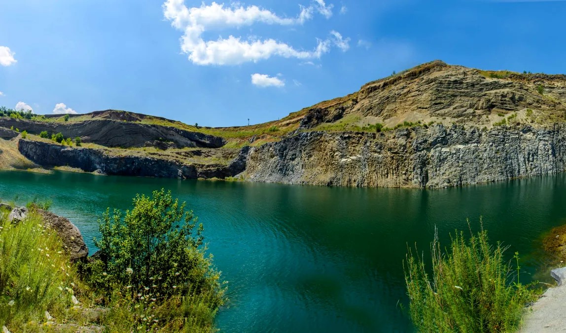 Lacul de Smarald din Racoș te lasă fără cuvinte! Apele verzi și stâncile vulcanice creează un peisaj ireal