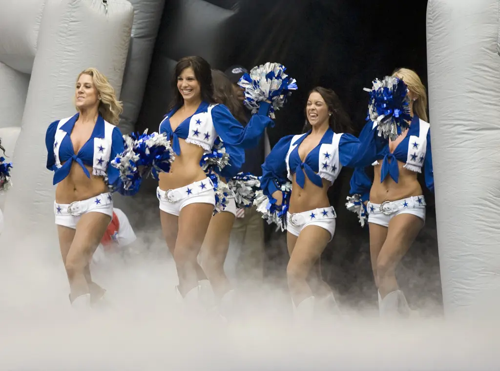 Performanțe de top și apariții care taie respirația. Cum arată și dansează cele mai faimoase majorete din NFL