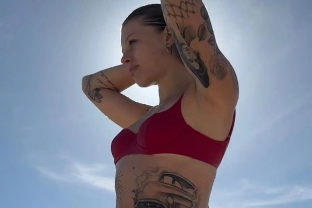 Fiica unui mare cântăreț celebru își etalează bikiniul senzual și atrage atenția fanilor pe Instagram. Iată despre cine este vorba