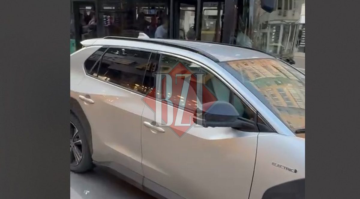 Un nou gest de nepăsare față de regulile de circulație. O persoană a blocat o stație de autobuz, după ce și-a parcat mașina lângă trotuar