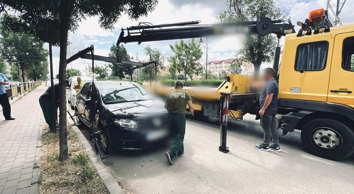 Mașini ridicate și șoferi amendați pentru opriri și staționări ilegale