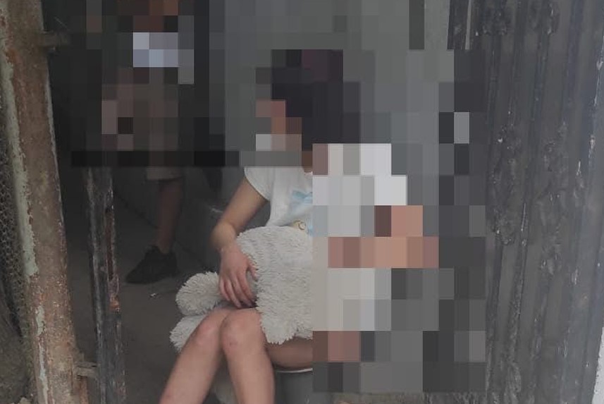 O minoră îmbrăcată sumar, salvată de polițiști. Avea urme de arsuri cu țigara pe piele și este posibil să fi fost violată