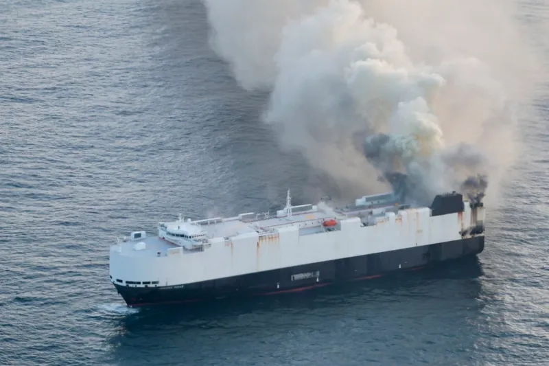 Catastrofă pe mare! Mii de mașini electrice au fost înghițite de ocean după un incendiu devastator