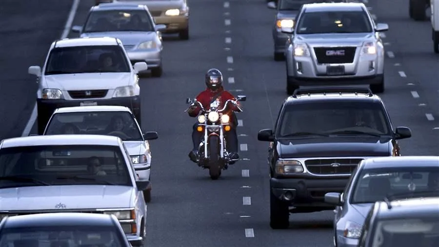 O nouă lege în Codul Rutier din România! Ce se schimbă pentru motocicliști și șoferi! 