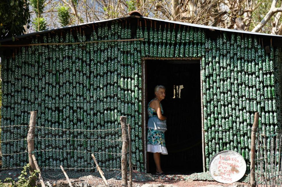 Maria, pensionară de 80 de ani și-a construit singură casa! E din plastic și arată senzațional