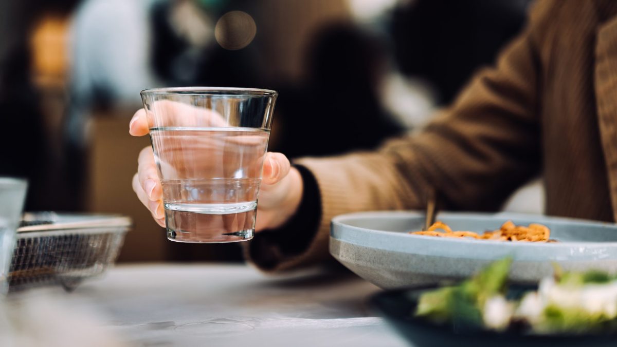 Cât costă o apă plată în restaurantele din Iași? Prețurile i-au luat prin surprindere pe unii clienți