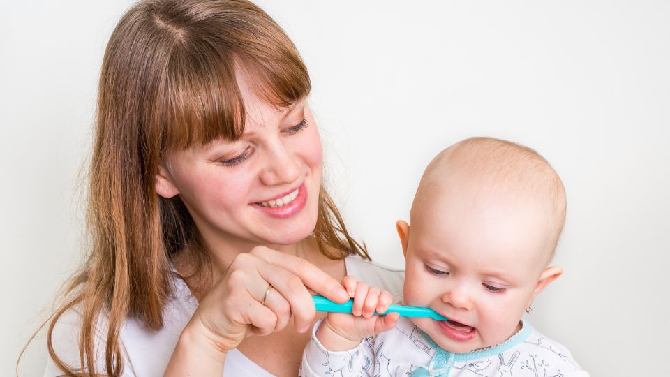 Care este cea mai bună pastă de dinți pentru bebeluși? Iată ce ar trebui să conțină și de când trebuie folosită