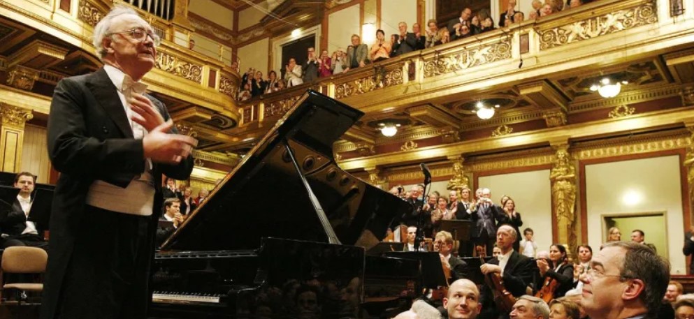 O legendă a muzicii clasice a murit. Celebrul pianist este cunoscut mai ales pentru interpretările sale din Beethoven