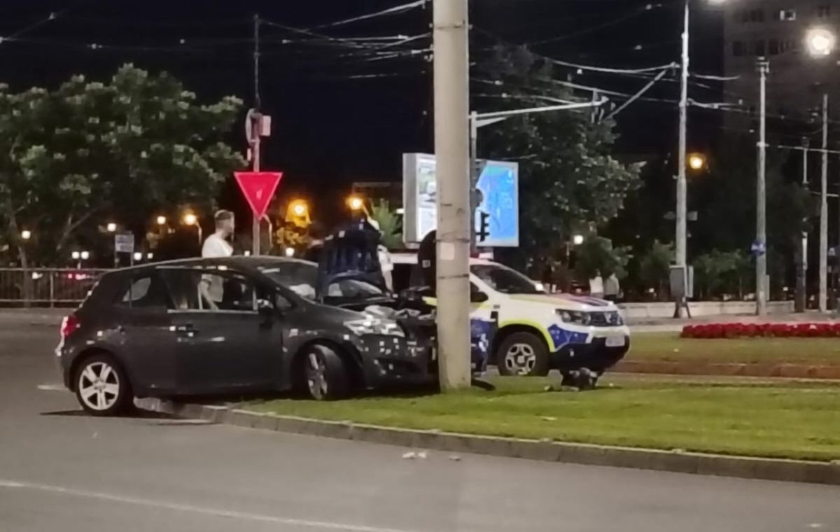 Impact violent în Podu Roș! Un șofer s-a izbit cu mașina de un stâlp