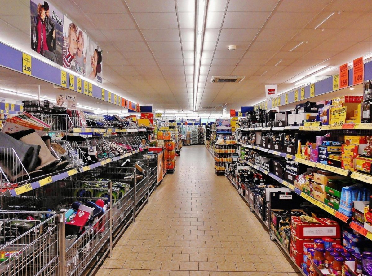 Alimente și băuturi la prețuri mai mici în magazinele din Grecia. Descoperirea făcută de doi influenceri într-un supermarket