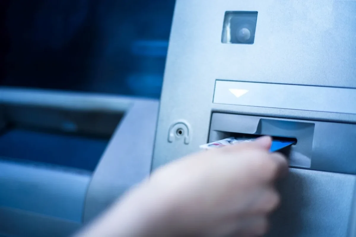 Apar primele bancomate Revolut! Ce servicii oferă noile ATM-uri! 