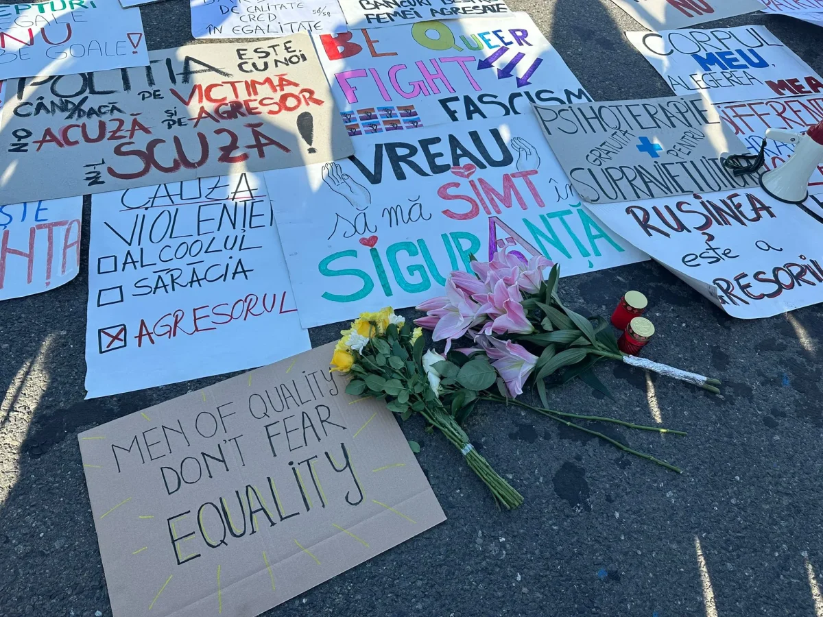 Peste o mie de persoane s-au adunat în Piața Victoriei pentru a manifesta față de violența împotriva femeilor
