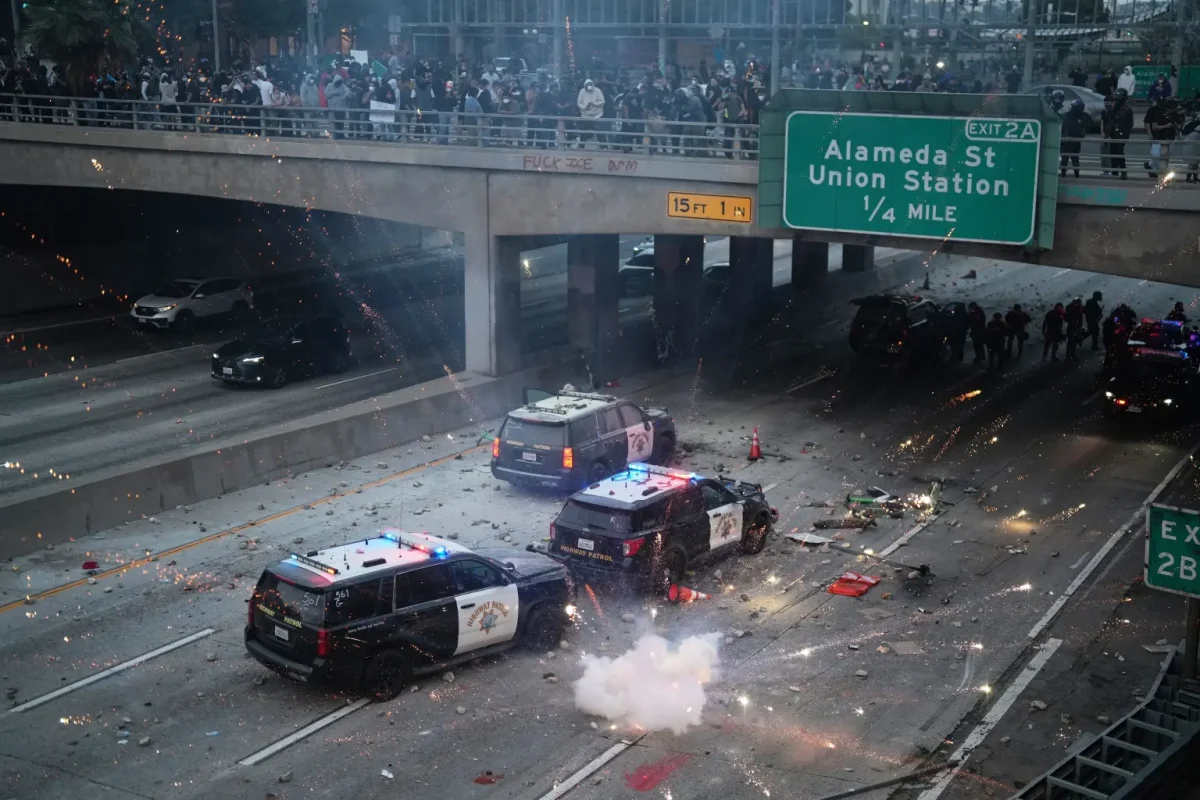 Los Angeles sub asediu militar. Trump trimite pușcași marini împotriva protestelor, în ciuda opoziției locale