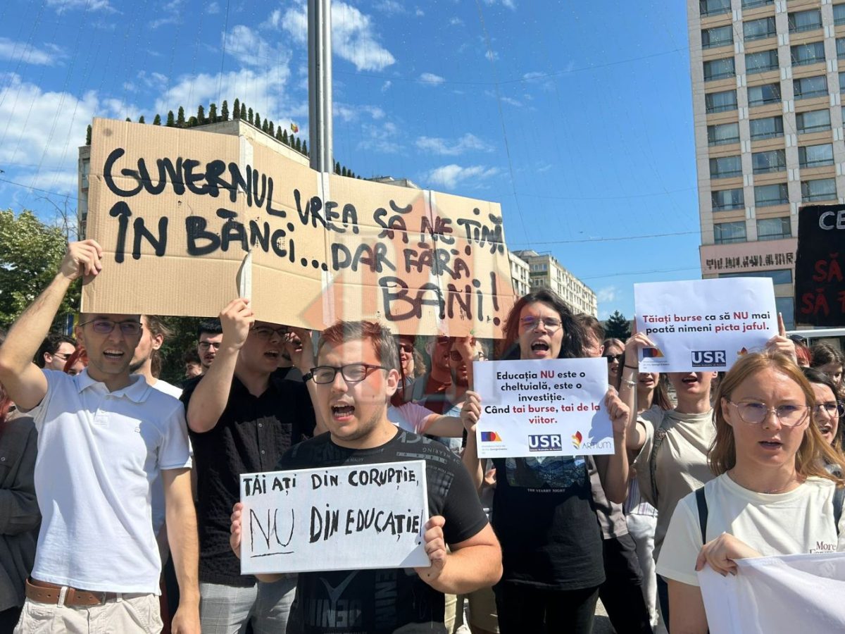 Protest al studenților în Piața Unirii din Iași: „Tăiați burse ca să nu mai poată nimeni picta jaful”