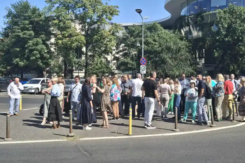 Protest spontan la Palatul Victoria! Angajații Guvernului sunt nemulțumiți de tăierile de sporuri