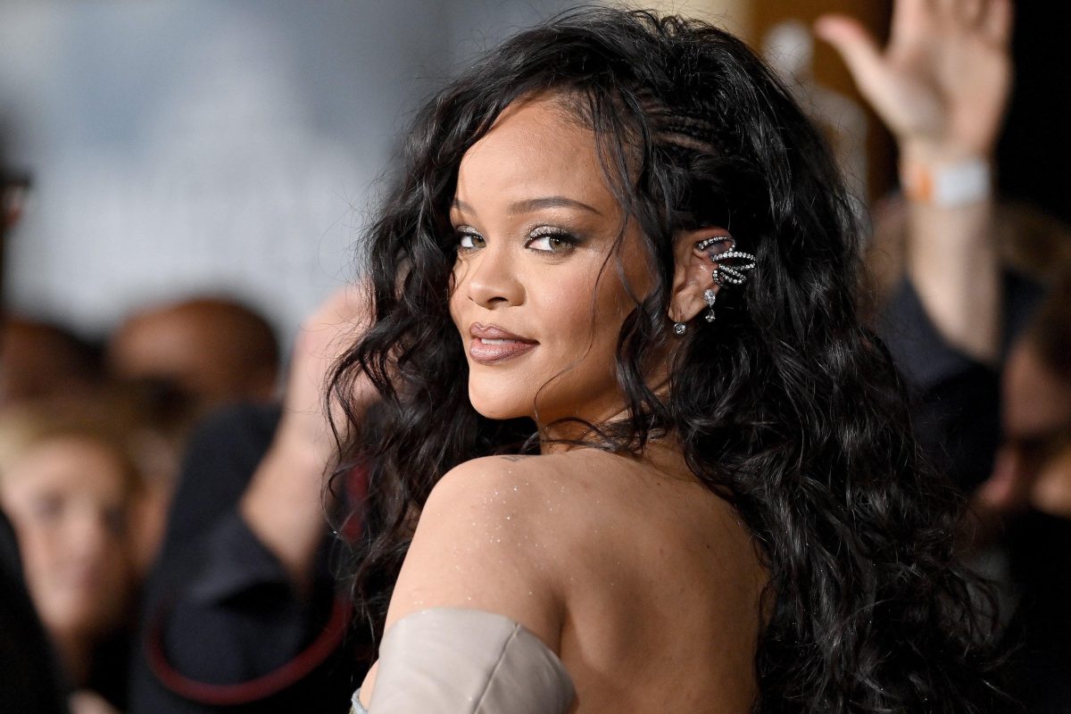 Rihanna uimește în lenjerie transparentă. Iată imagini incendiare din noua campanie Savage X Fenty