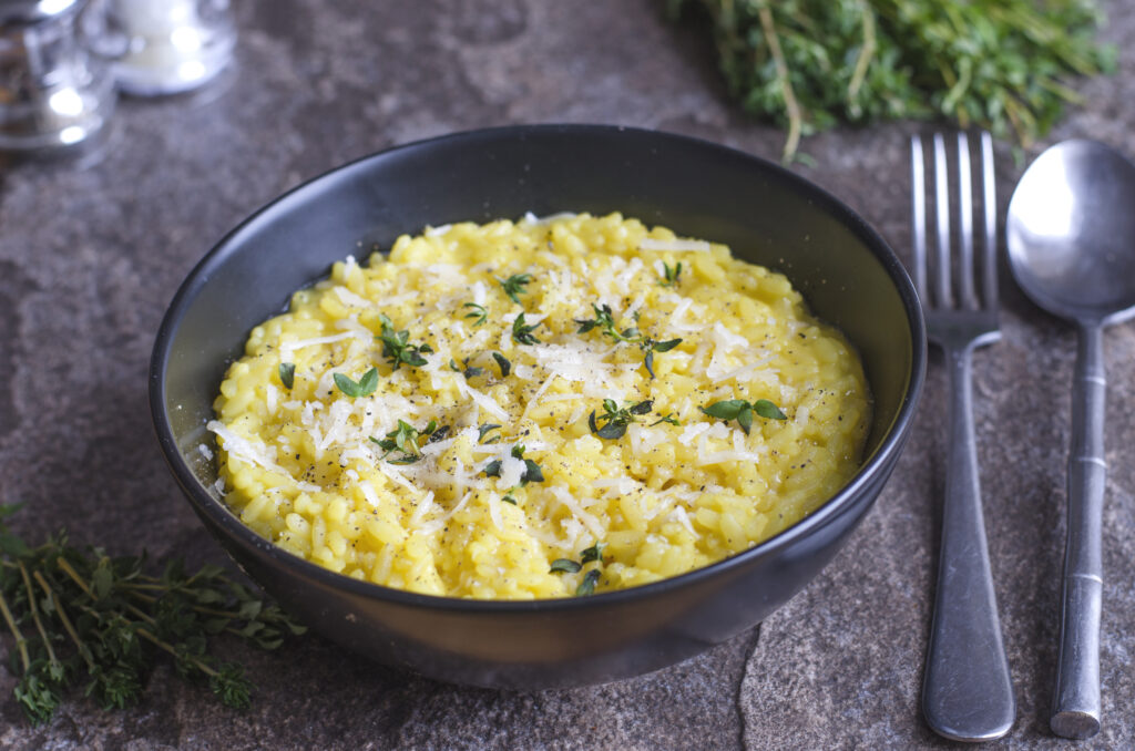Risotto cu parmezan este o delicatesă italiană delicioasă. Perfect pentru iubitorii de mâncăruri rafinate