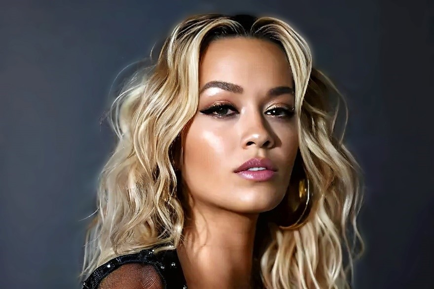 Rita Ora are o ședință foto senzuală. Cântăreața încălzește atmosfera verii cu un nou single exploziv