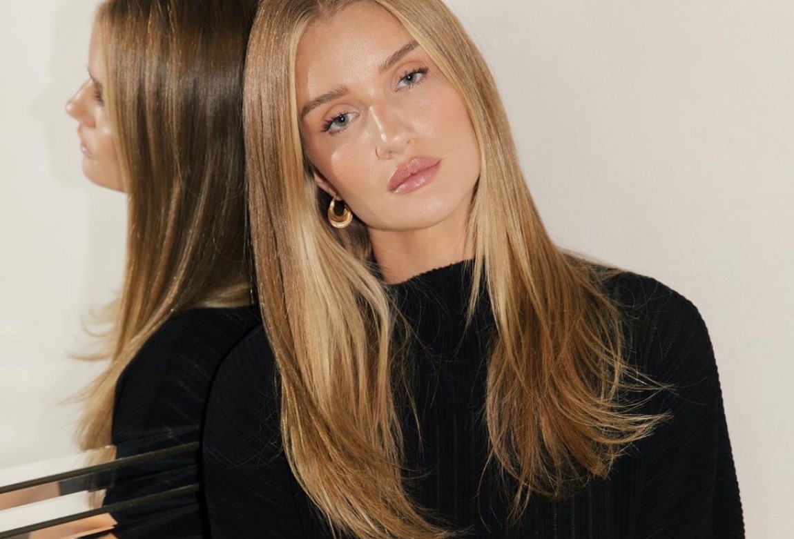 Rosie Huntington-Whiteley are un abdomen tonifiat cu care a uimit complet fanii. Aceasta oferă câteva informații despre viața sa de familie