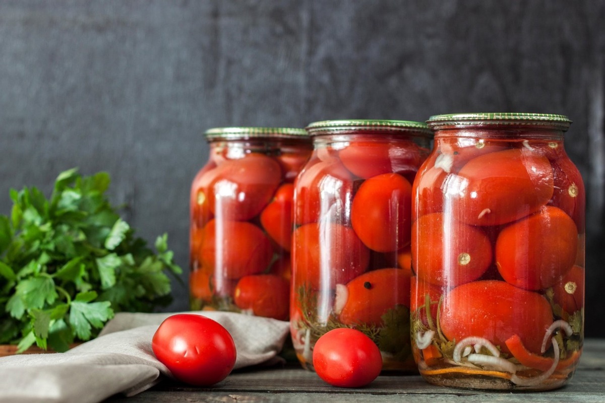 Roșii la borcan cu sare – Rețetă rapidă și gustoasă, ideal de pregătit pentru sezonul rece