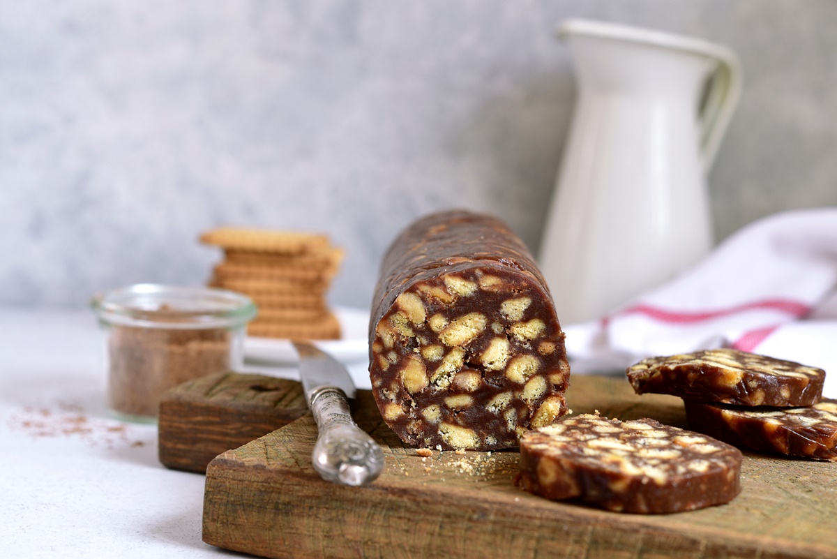 Ce ingrediente trebuie pentru un salam de biscuiți? Rețeta este pe cât de simplă, pe atât de delicioasă!