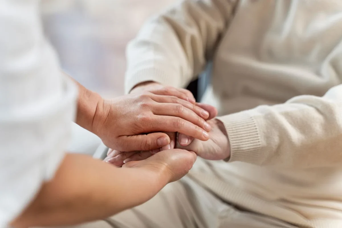 Care este salariul pentru îngrijire de bătrâni la domiciliu în România? Factori care influențează acest venit