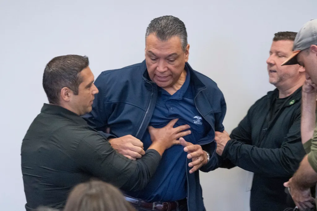 Scandal de proporții! Senator american trântit și încătușat în timp ce încerca să pună o întrebare