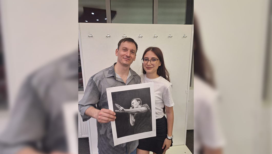 O studentă de la TUIASI a realizat un portret în creion al artistului The Motans. „Este un om foarte cald. Mi s-a părut că este cu adevărat omul din spatele versurilor”