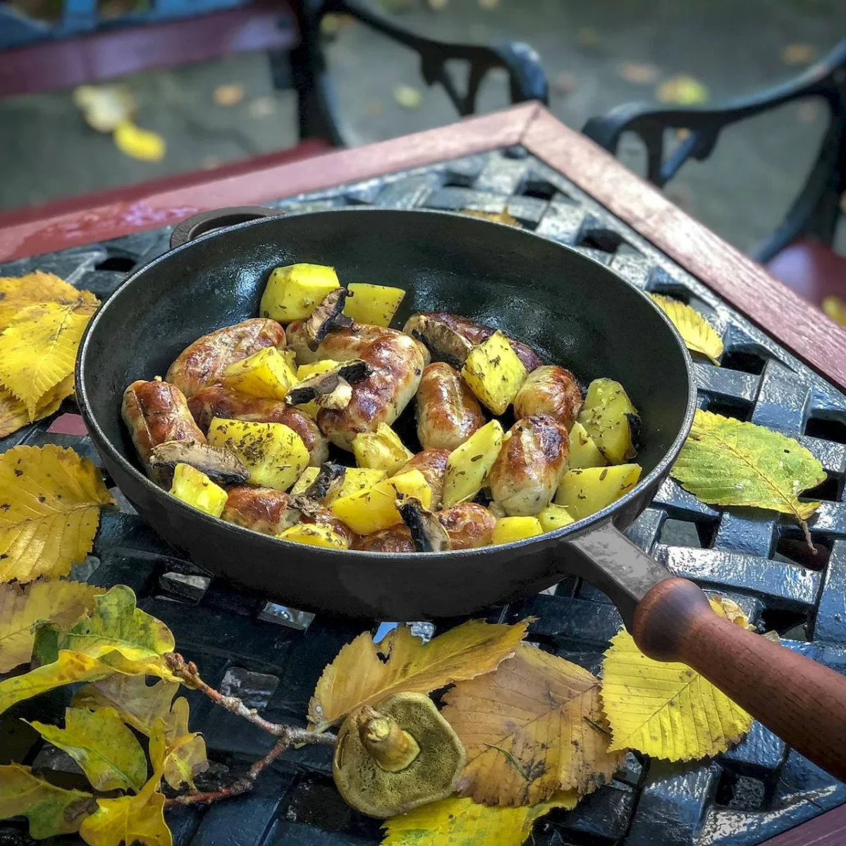 Alege o tigaie de fontă pentru un gust autentic al preparatelor. Află cum să obții mâncăruri perfecte