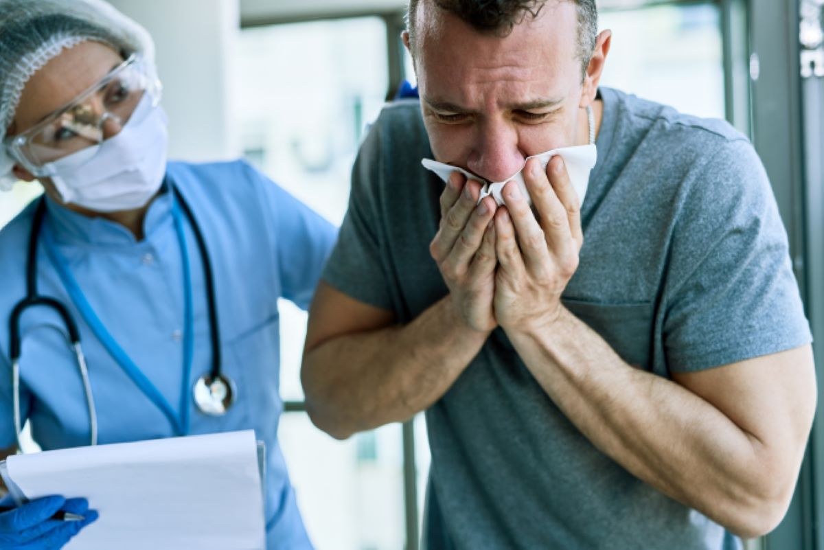 Este tusea cu sânge o urgență medicală? Iată ce boală gravă poate ascunde!