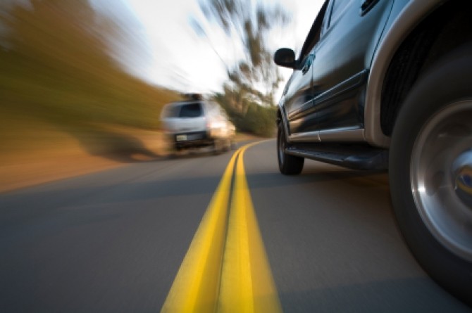 Șofer din Suceava, prins circulând cu viteză excesivă și fără permis pe un drum din județul Iași