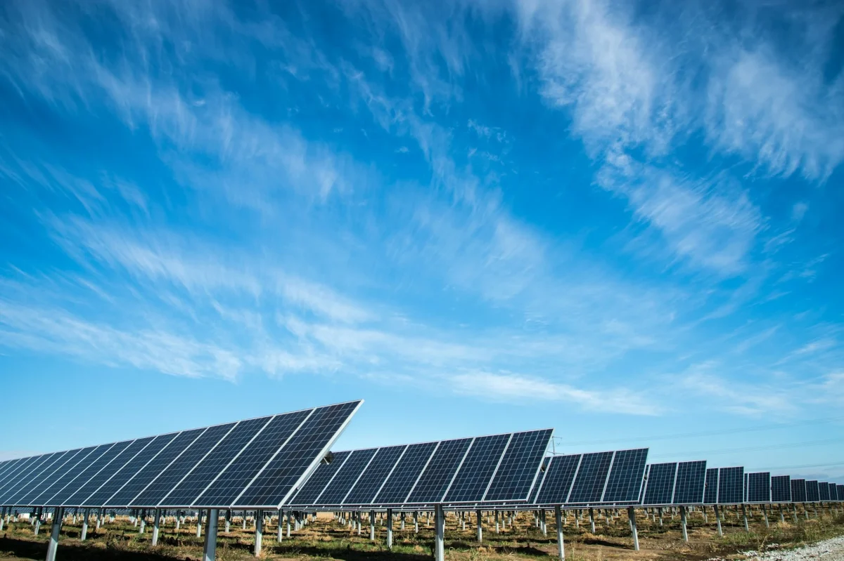 Cum te ajută sistemele solare industriale să reduci costurile și să crești eficiența