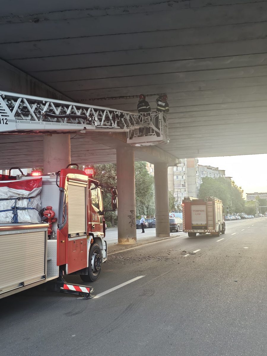 Intervenție pentru degajarea unor elemente de construcție la Pasajul Nicolina