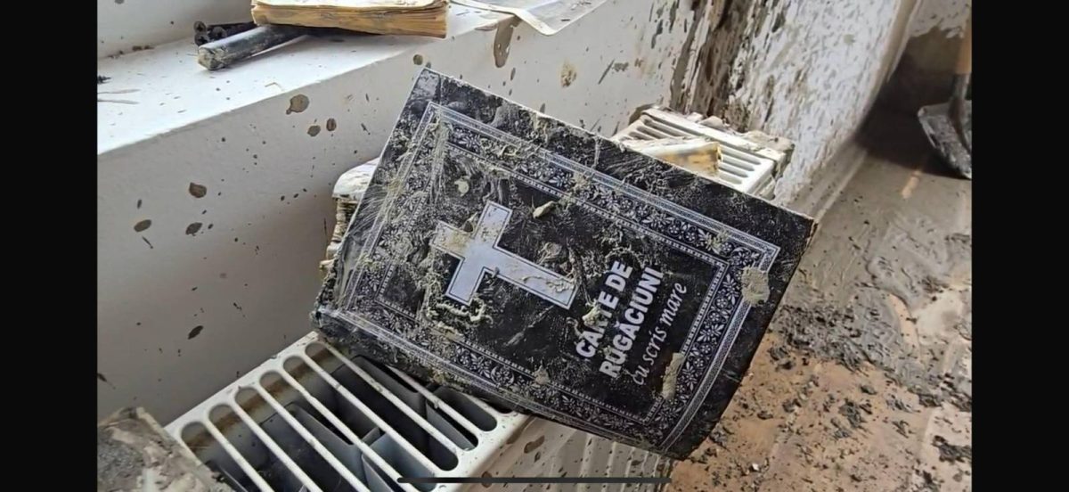 Minunea Lui Dumnezeu: O Biblie și troițele din Suceava au rămas neatinse de viituri