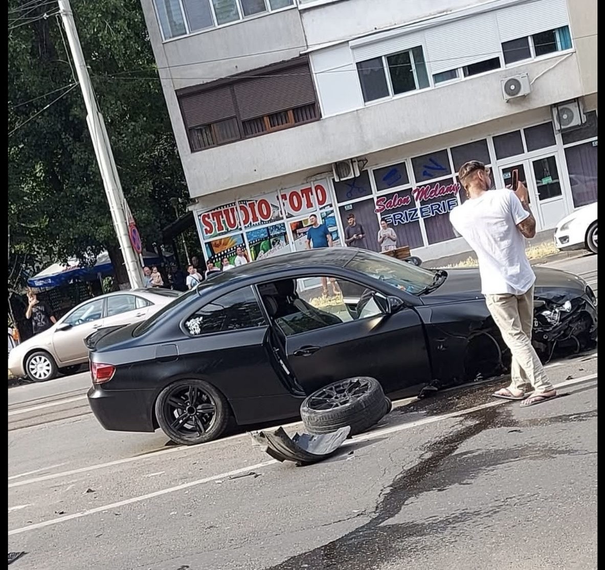 Accident rutier în Tătărași. Două autoturisme au intrat în coliziune