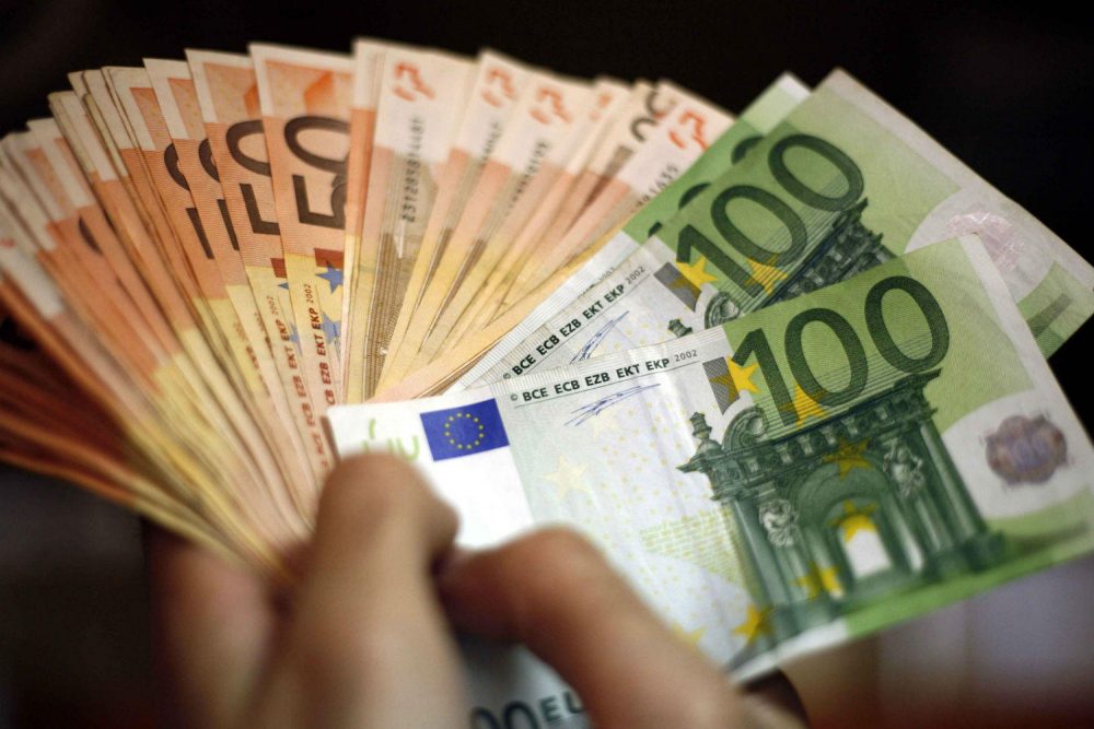 Așa se cheltuie banii publici! Sute de contracte, „livrate” către trei personaje-cheie agreate de partidele politice. Toate au fost semnate fără licitație