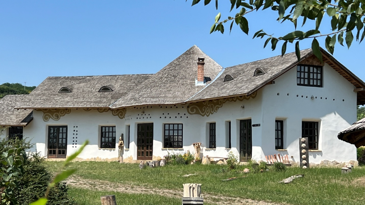 Aceasta este cea mai spectaculoasă casă! Oamenii sar gardul pentru o poză lângă bijuteria din lut
