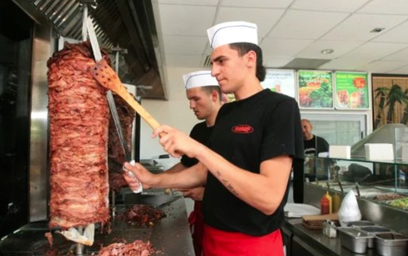 Cât costă o shaorma în iulie 2025: „Ca să îţi permiţi, faci un drum până la Nuţu Cămătaru!”