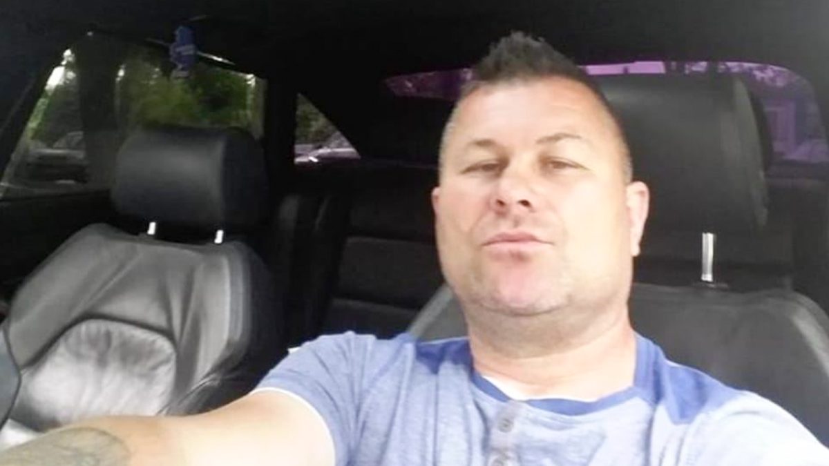 Nervos că nu poate lua în spațiu zeci de basarabeni, Constantin Sălăvăstru a agresat funcționarii primăriei: „Este un abuzator”