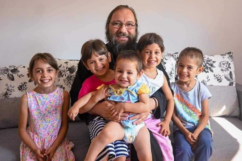 Strigătul de disperare al părintelui Dan Damaschin după ce Guvernul Bolojan taie bursele și asigurările de sănătate pentru mame: ”Renunțăm la școală, renunțăm la copii? Ce fac cu cele 3.000 de mame?”