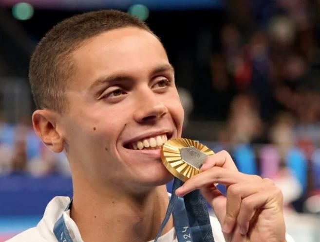 Aur și glorie pentru David Popovici! Câți bani îi aduce dublul triumf mondial