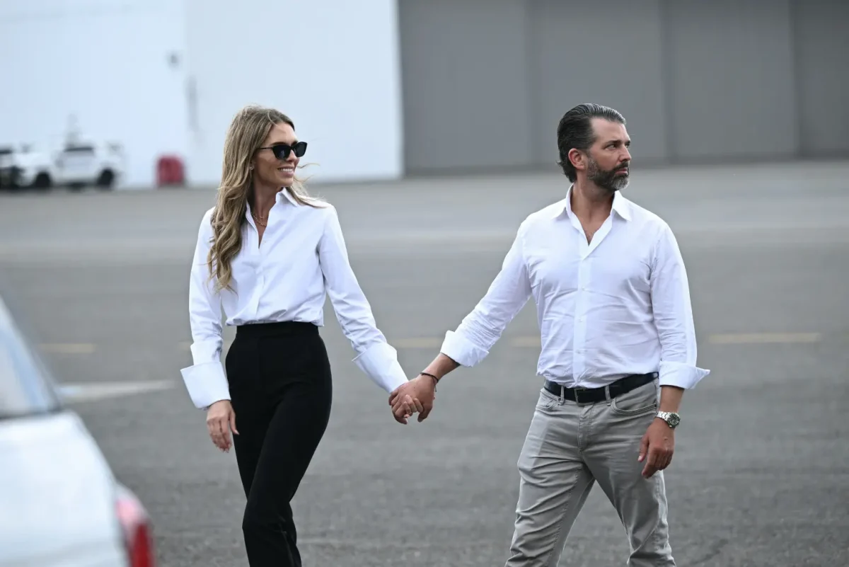 Nu s-au mai putut abține! Donald Trump Jr. și noua iubită, surprinși într-un moment intim la aeroport