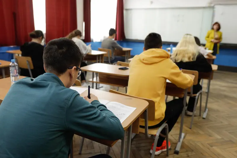 Începe admiterea în învățământul seral liceal pentru tinerii de peste 18 ani! Vezi ce acte îți trebuie și unde te poți înscrie