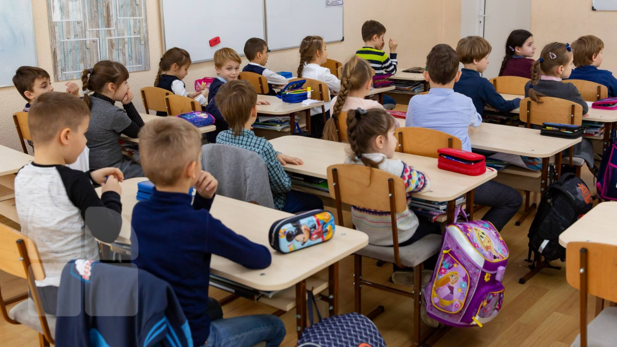 În următorii ani, numărul elevilor dintr-o clasă ar putea crește. Reforma propusă de Daniel David stârnește controverse în educație
