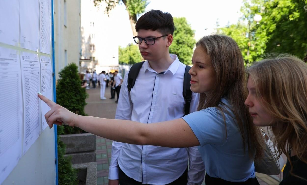 Emoții uriașe pentru absolvenții de clasa a VIII-a! Mâine are loc repartizarea computerizată la liceu. Tot ce trebuie să știe părinții și copiii despre admiterea 2025