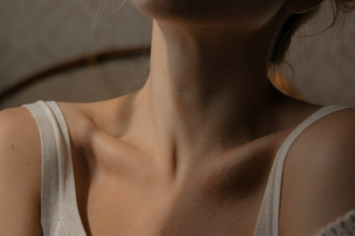 Hipertiroidism versus Hipotiroidism – particularități, asemănări și diferențe